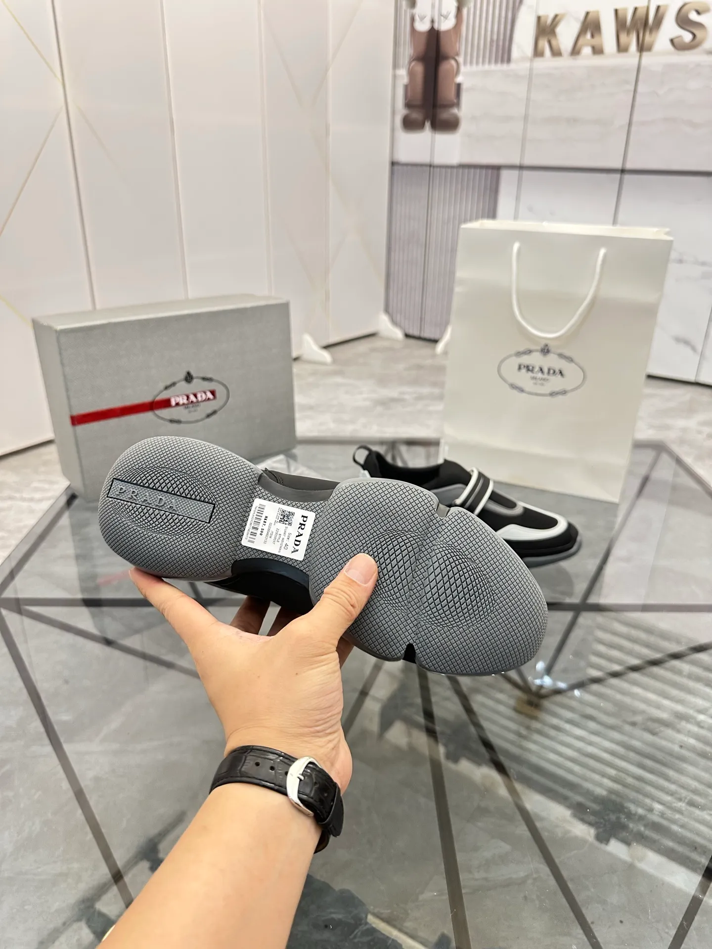 Men's shoes: 💰P500¥ High-end top quality Product trademark: Prada *"Prada*" low-top casual shoes Regular size: 38-45 (can be customized to 46) One size larger Product materials: imported breathable fly weave upper, professional glue-making process, breathable lining, cowhide foot pads, original outsole. No.: 001